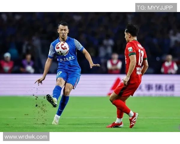 蒋圣龙精彩头球解围助力球队防线稳固展现出色防守能力