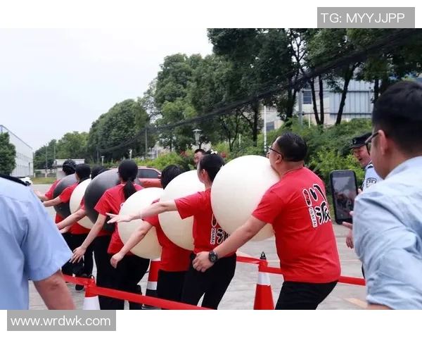 冯劲在边路的精彩突破展现了个人技术与团队配合的完美结合